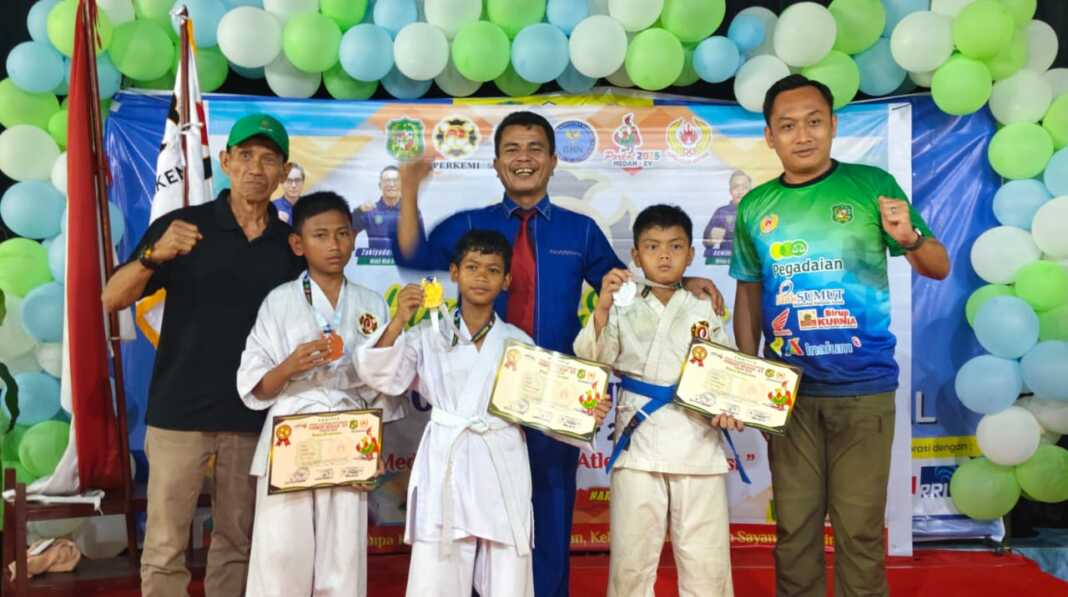 Camat Medan Helvitia Junedi Lumban Gaol dan Ketua Umum KONI Kota Medan Aswindy Fachrizal SE bersama peraih medali cabang kempo Porkot Medan 2025. (Dok KONI Medan)