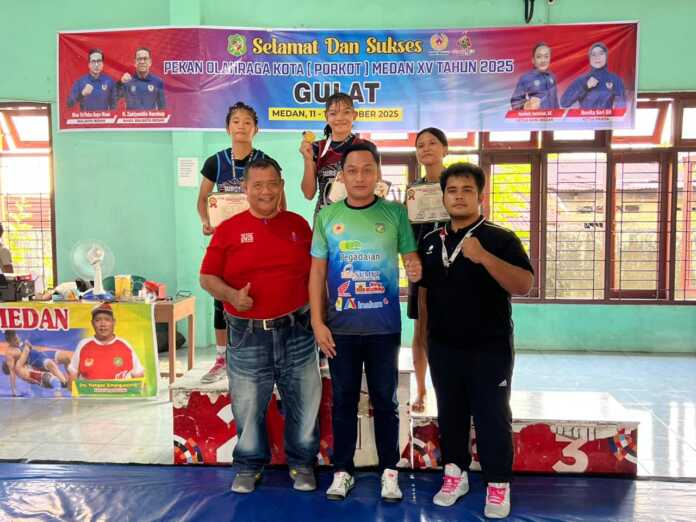 Ketua Umum KONI Kota Medan Aswindy Fachrizal didampingi Ketua Panitia Cabor Gulat Aldo Yusuf Simangunsong bersama peraih medali cabor gulat Porkot Medan 2025. (Dok Pribadi)