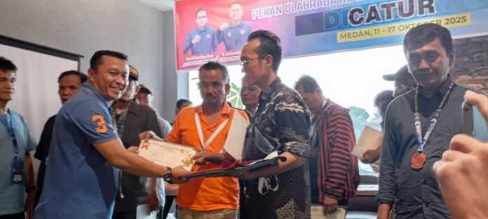 Ketua Percasi Medan Immanuel M Simatupang menyerahkan medali kepada juara Porkot Medan 2025. (Dok Pribadi)