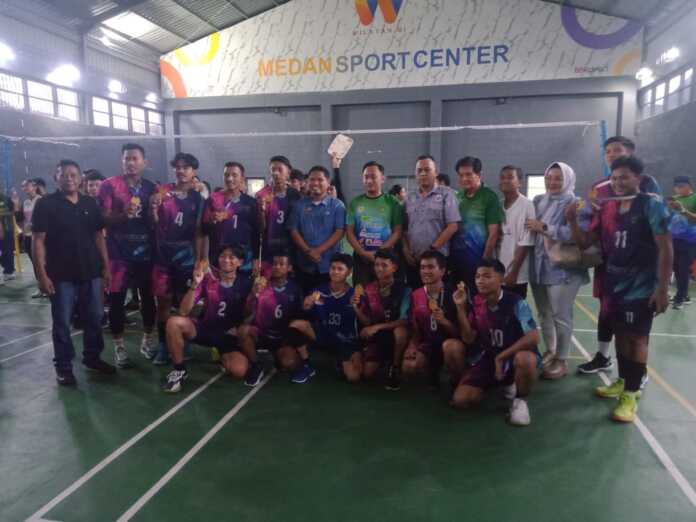 Ketua Umum KONI Medan Aswindy Fachrizal bersama tim putra Marelan setelah meraih emas Porkot Medan 2025. (Dok KONI Medan)
