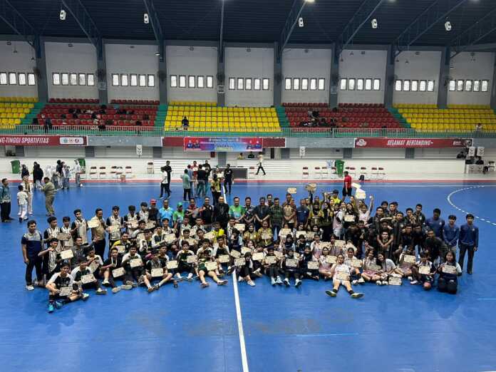 Ketua Umum KONI Kota Medan Aswindy Fachrizal SE bersama para pemain yang tampil pada pertandingan bola tangan Porkot Medan 2025. (Dok KONI Medan)