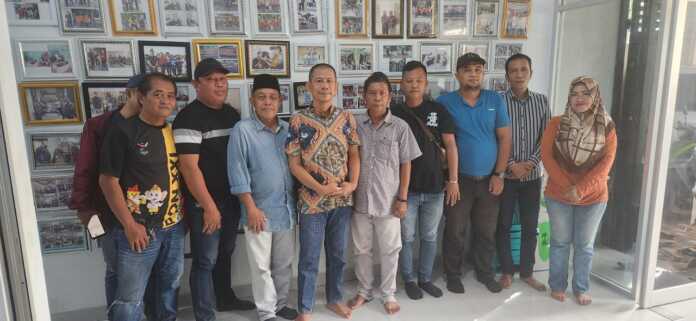 JUMAT BAROKAH: Ketua Pewarta Polrestabes Medan, Chairum Lubis SH (tengah) saat gelar Jumat Barokah.