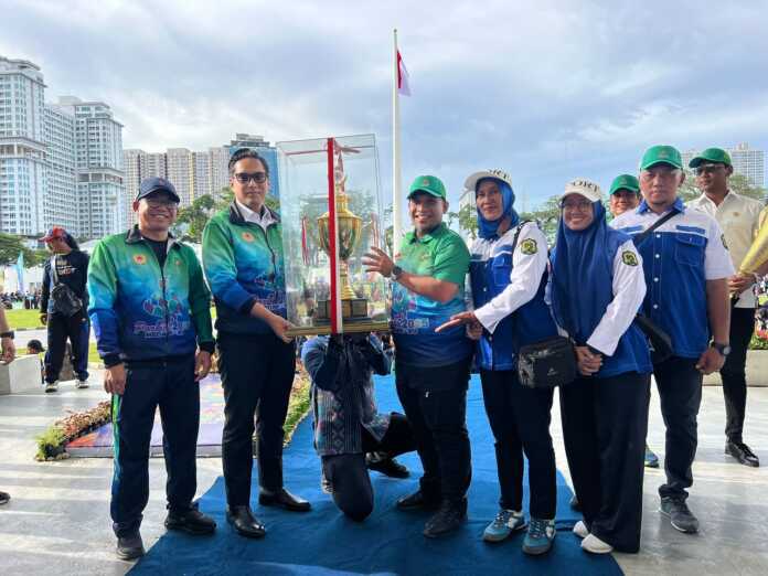 Wali Kota Medan Rico Tri Putra Bayu Waas menyerahkan Piala Bergilir kepada Camat Medan Selayang Muhammad Husnul Hafiz Rambe didampingi Koodinator Olahraga Kecamatan. (Dok KONI Medan).