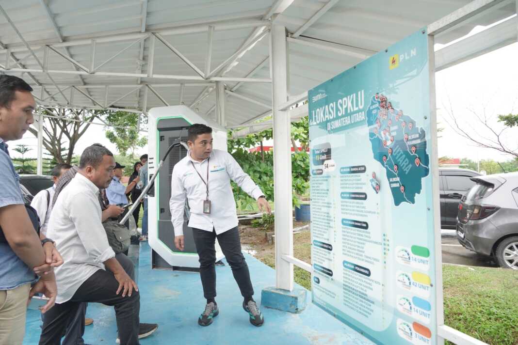 Manager Komunikasi dan TJSL PLN UID Sumut, Surya S. Sitepu saat menjelaskan lokasi-lokasi yang sudah tersedia SPKLU di Sumatera Utara