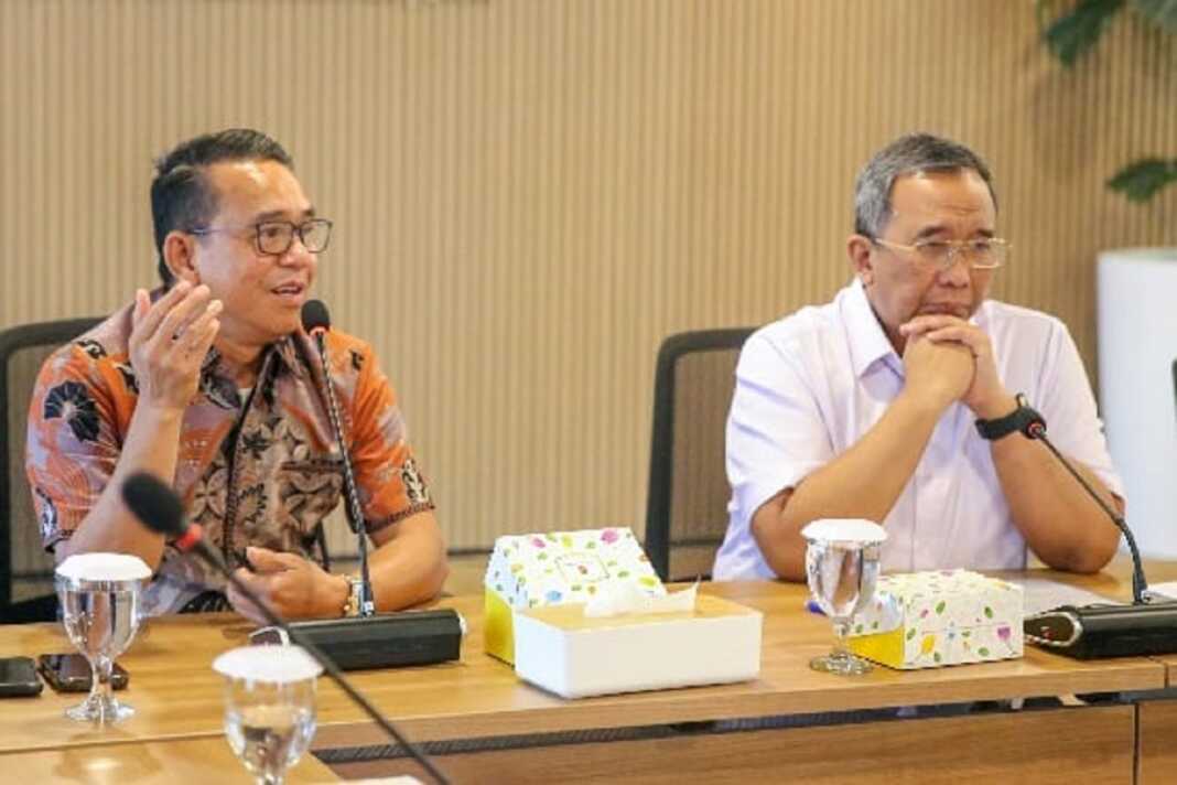 Wakil Wali Kota Medan H. Zakiyuddin Harahap (kiri) memaparkan rencana revitalisasi RSUD dr Pirngadi Medan saat beraudiensi dengan Dirjen Kesehatan Lanjutan Kemenkes RI dr Azhar Jaya, di Jakarta, Kamis, 11 September 2025.