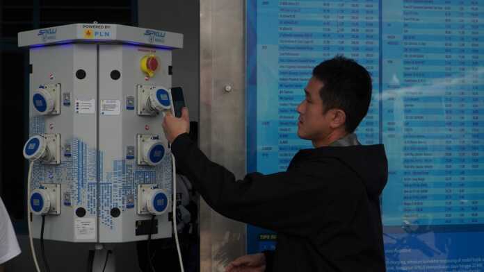 Salah satu pengendara EV dari Komunitas Komet saat melakukan pengisian Baterai di SPKLU roda dua.