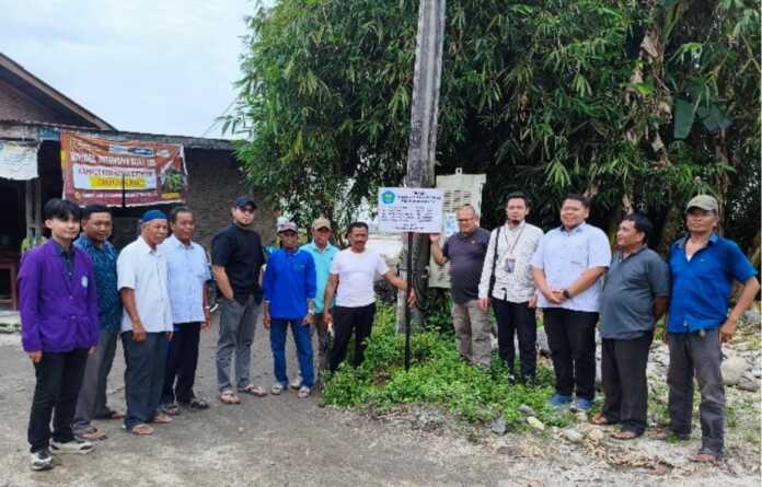 PENGABDIAN: Dosen Polmed yang melakukan pengabdian kepada masyarakat foto bersama dengan perwakilan Gapoktan Sri Karya di Desa Pematang Setrak, Kecamatan Teluk Mengkudu, Kabupaten Sergai. (ist)