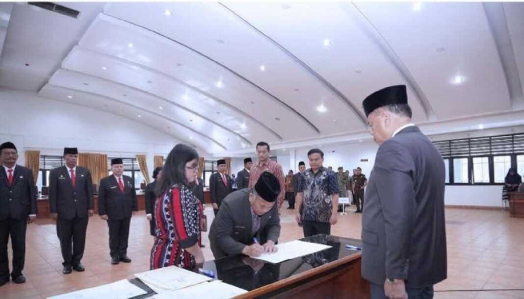 LANTIK: Bupati Karo Antonius Ginting melantik 14 Pejabat Pimpinan Tinggi Pratama (Eselon II) di lingkungan Pemerintah Kabupaten Karo.(Istimewa)