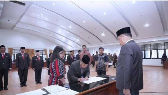 LANTIK: Bupati Karo Antonius Ginting melantik 14 Pejabat Pimpinan Tinggi Pratama (Eselon II) di lingkungan Pemerintah Kabupaten Karo.(Istimewa)