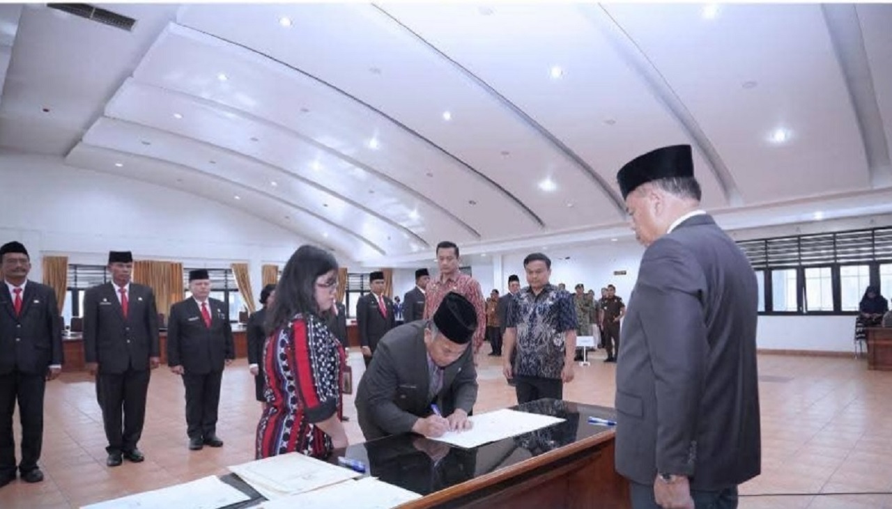 Bupati Karo Lantik 14 Pejabat Pimpinan Tinggi Pratama