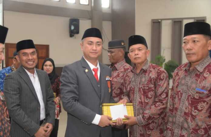 TERIMA: Bupati Labura Hendri Yanto Sitorus, menerima Piagam Penghargaan dan Medali Kejuangan 9 Windu Kemerdekaan RI dari Dewan Harian Nasional 45.(Istimewa)