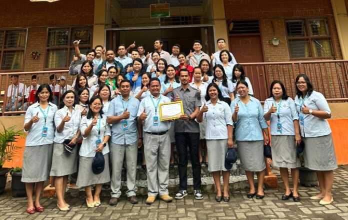 DIABADIKAN: Densus 88 Anti Teror Satgaswil Sumut diabadikan bersama pra guru usai gelaran upacara di SMA Katolik Kabanjahe, Kabupaten Karo, Senin (10/11).(Istimewa)