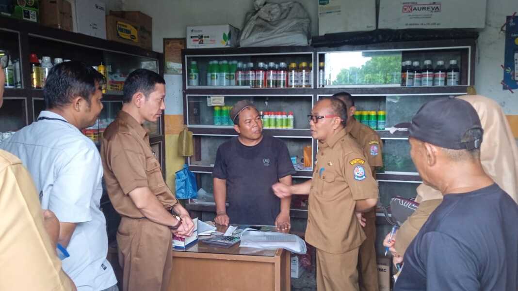 SIDAK: Komisi Pengawas Penyaluran Pupuk dan Pestisida (KP3) Kabupaten Deliserdang saat sidak kios dan distributor, dalam memastikan ketersedian pupuk dan pestisida di Kecamatan Pagar Merbau, Selasa (11/11).(Istimewa)