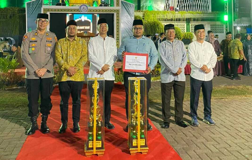 BERSAMA: Camat Padang Hilir Furqon diabadikan bersama Sekdako Tebingtinggi Eriwn Suhri Damanik, Ketua DPRD Sakti Khddafi Nasution, dan AKP Herliandri mewakili Kapolres Tebingtinggi, usai menerima Piala Juara Umum MTQ Tingkat Kota Tebingtinggi 2025 di Lapangan Merdeka Jalan Sutomo Tebingtinggi, Senin (10/11).(Istimewa)