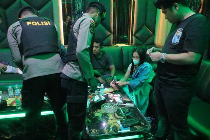 RAZIA: Ditresnarkoba Polda Sumut saat merazia THM Kripton yang terletak di Jalan Gajah Mada Nomor 53, Babura, Kecamatan Medan Baru, Kota Medan. Istimewa/Sumut Pos