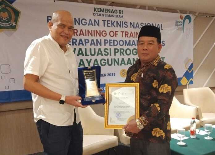 PIAGAM: Kasubdit Perizinan Lembaga Zakat dan Wakaf H. Abd. Fatah, menyerahkan piagam penghargaan kepada perwakilan Kakanwil Kemenagsu di Jakarta, Selasa (12/11).