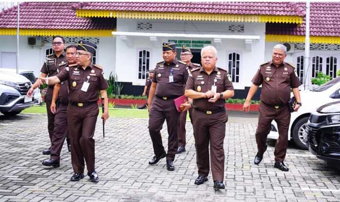 KUNJUNGI: Kajati Sumut Harli Siregar, didampingi Kajari Deliserdang Revanda Sitepu, beserta pejabat Kejati Sumut, saat mengunjungi Kejari Deliserdang.(Istimewa)