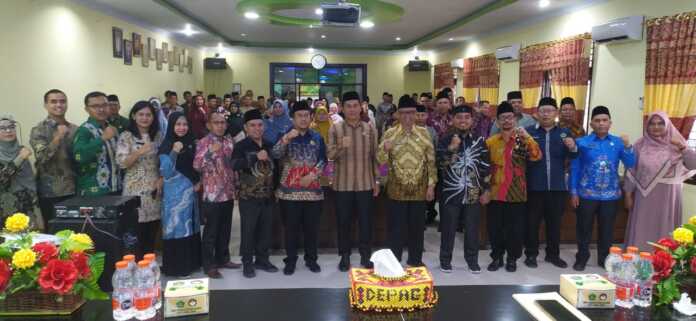 BERSAMA: Kepala Kemenag Kota Tebingtinggi Muhammad David Saragih (tengah), dan jajaran, diabadikan bersama narasumber, Kamis (13/11).(Azan Purba/Sumut Pos)