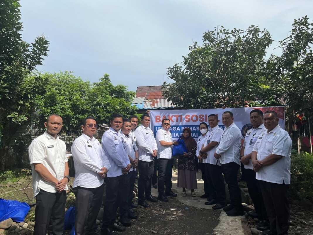 SERAHKAN: Jajaran Lapas Binjai menyerahkan paket sembako kepada masyarakat dalam baksos memperingati Hari Bakti Kemenimipas.(Istimewa)