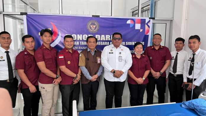 DIABADIKAN: Kepala Rutan Kelas 2B Sidikalang Loviga Sembiring dan jajaran diabadikan bersama, usai gelar bakti sosial donor darah, Kamis (13/11).(Istimewa)