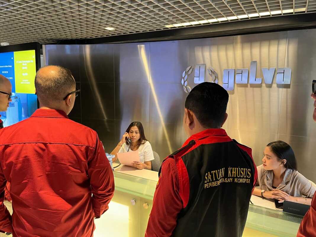 GELEDAH: Tim Penyidik Tindak Pidana Khusus Kejaksaan Negeri Langkat saat berada di lobi kantor rekanan penyedia smartboard.(Istimewa)