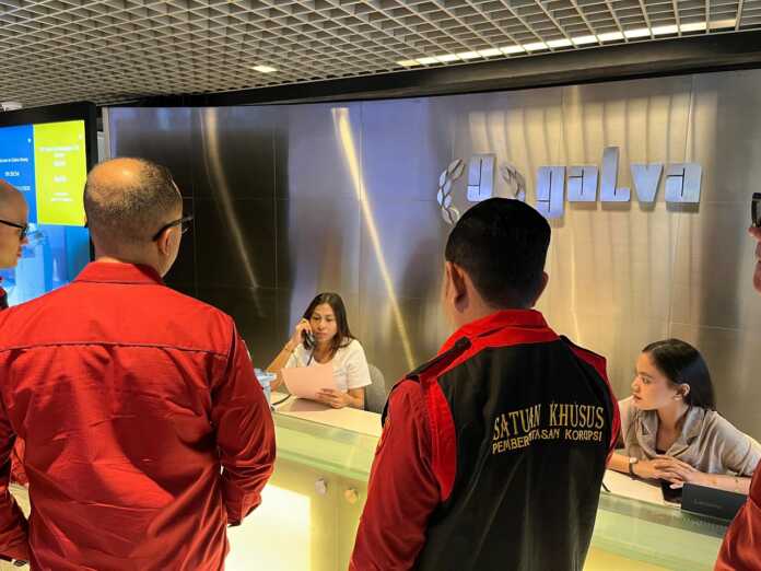 GELEDAH: Tim Penyidik Tindak Pidana Khusus Kejaksaan Negeri Langkat saat berada di lobi kantor rekanan penyedia smartboard.(Istimewa)