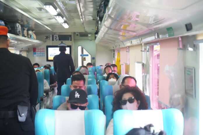 KERETA API: Para penumpang kereta api saat bersiap berangkat ke daerah tujuan. PT Kereta Api Indonesia (Persero) Divisi Regional I Sumatera Utara (KAI Divre I Sumut) resmi membuka penjualan tiket untuk perjalanan kereta api tanggal 1 Januari 2026.