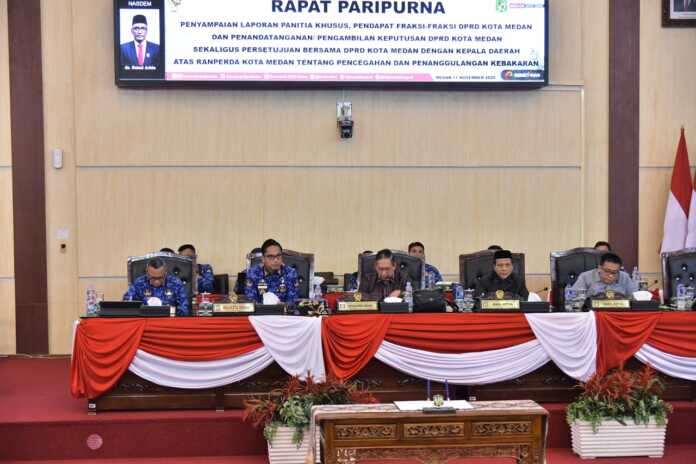 PAIPURNA: Rapat paripurna penyampaian laporan Pansus, pendapat fraksi-fraksi DPRD Kota Medan dan Penandatangan pengambilan keputusan DPRD Medan sekaligus persetujuan bersama DPRD Medan dengan Kepala Daerah, dipimpin Ketua DPRD Kota Medan, Wong Chun Sen bersama Wakil-wakil DPRD Kota Medan Rajudin Sagala, Zulkarnaen dan Hadi Suhendra, serta dihadiri Wali Kota Medan Rico Waas.