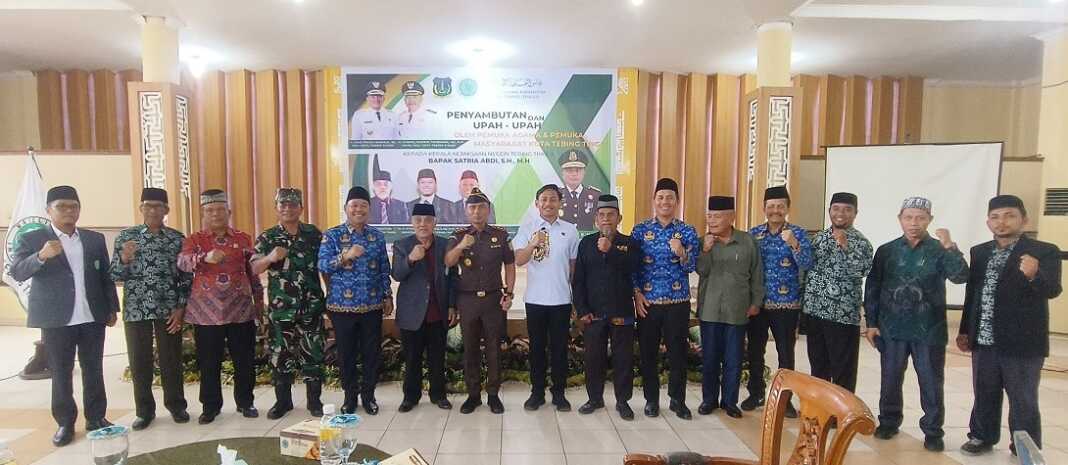 SAMBUTAN: Kajari Tebingtinggi Satria Abdi foto bersama Ketua MUI dan unsur forkopimda dalam acara sambutan di Gedung Hj Sawiyah, Jalan Sutomo, Kelurahan Rambung, Senin (27/11).