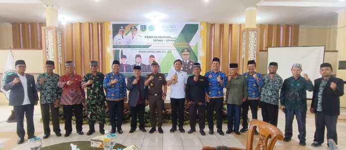 SAMBUTAN: Kajari Tebingtinggi Satria Abdi foto bersama Ketua MUI dan unsur forkopimda dalam acara sambutan di Gedung Hj Sawiyah, Jalan Sutomo, Kelurahan Rambung, Senin (27/11).