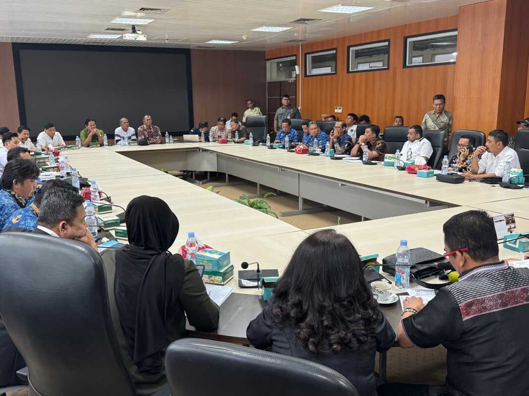 RDP: Rapat Dengar Pendapat bersama PT Agro Raya Mas di Gedung DPRD Kota Medan, Senin (17/11/2025).