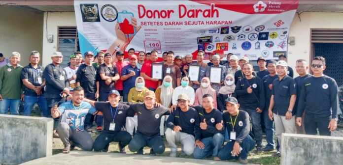 FOTO BERSAMA: Garuda Panser dan Team PASTI, foto bersama di sela-sela acara bakti sosial donor darah bekerja sama dengan PMI Deliserdang