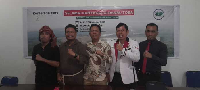 KONFERENSI PERS: Sekber Gerakan Oikumenis untuk Keadilan Ekologis Sumut saat menggelar Konferensi Pers Tutup TPL, di Kantor JPIC Kapusin Medan, Senin (17/11) sore. Dewi Syahruni Lubis/Sumut Pos