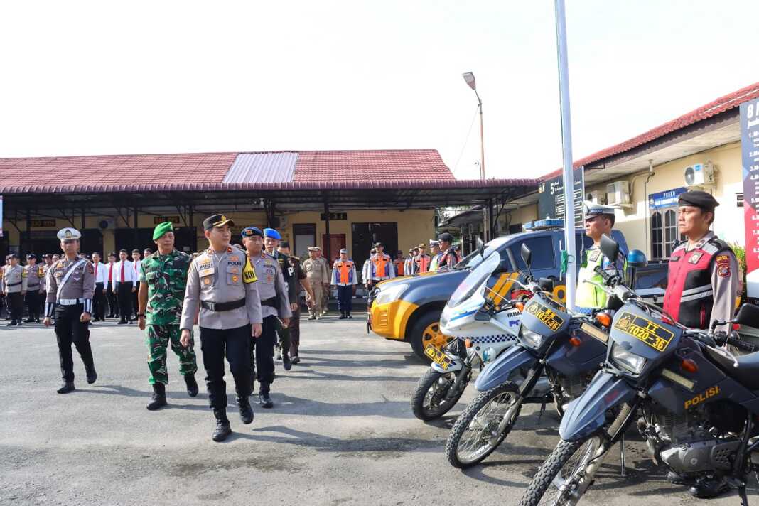 APEL: Wakapolres Tebingtinggi Kompol Rudi Syahputra, bersama jajaran TNI, Sat Brimob, dan personel lintas instansi melakukan pengecekan pasukan dan sarana prasarana pada Apel Gelar Pasukan Operasi Zebra Toba 2025 di Mapolres Tebingtinggi, Senin (17/11/2025).