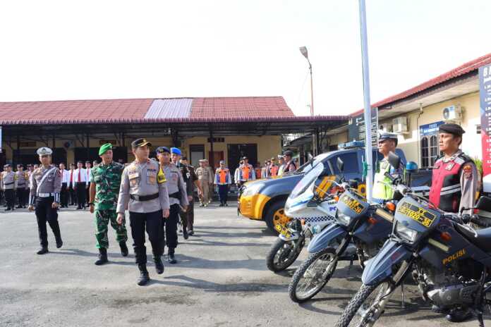 APEL: Wakapolres Tebingtinggi Kompol Rudi Syahputra, bersama jajaran TNI, Sat Brimob, dan personel lintas instansi melakukan pengecekan pasukan dan sarana prasarana pada Apel Gelar Pasukan Operasi Zebra Toba 2025 di Mapolres Tebingtinggi, Senin (17/11/2025).