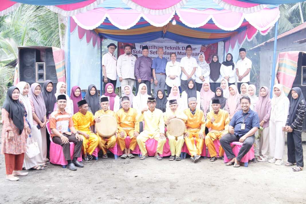 BERSAMA: Peserta foto bersama usai menyulam Selendang Manduaro menggunakan benang kelingkan, di Desa Pasarsorkam, Kecamatan Sorkam Barat, Tapteng. Istimewa/Sumut Pos