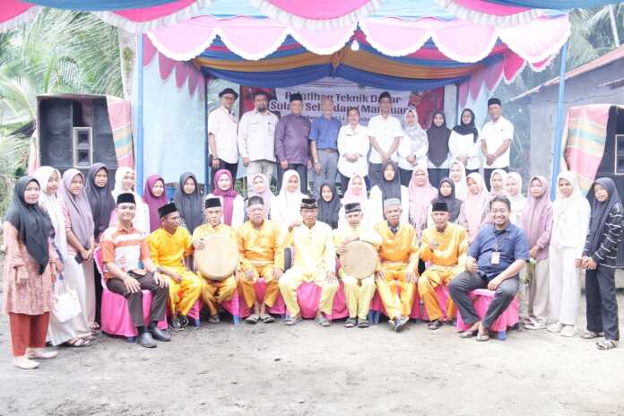 BERSAMA: Peserta foto bersama usai menyulam Selendang Manduaro menggunakan benang kelingkan, di Desa Pasarsorkam, Kecamatan Sorkam Barat, Tapteng. Istimewa/Sumut Pos