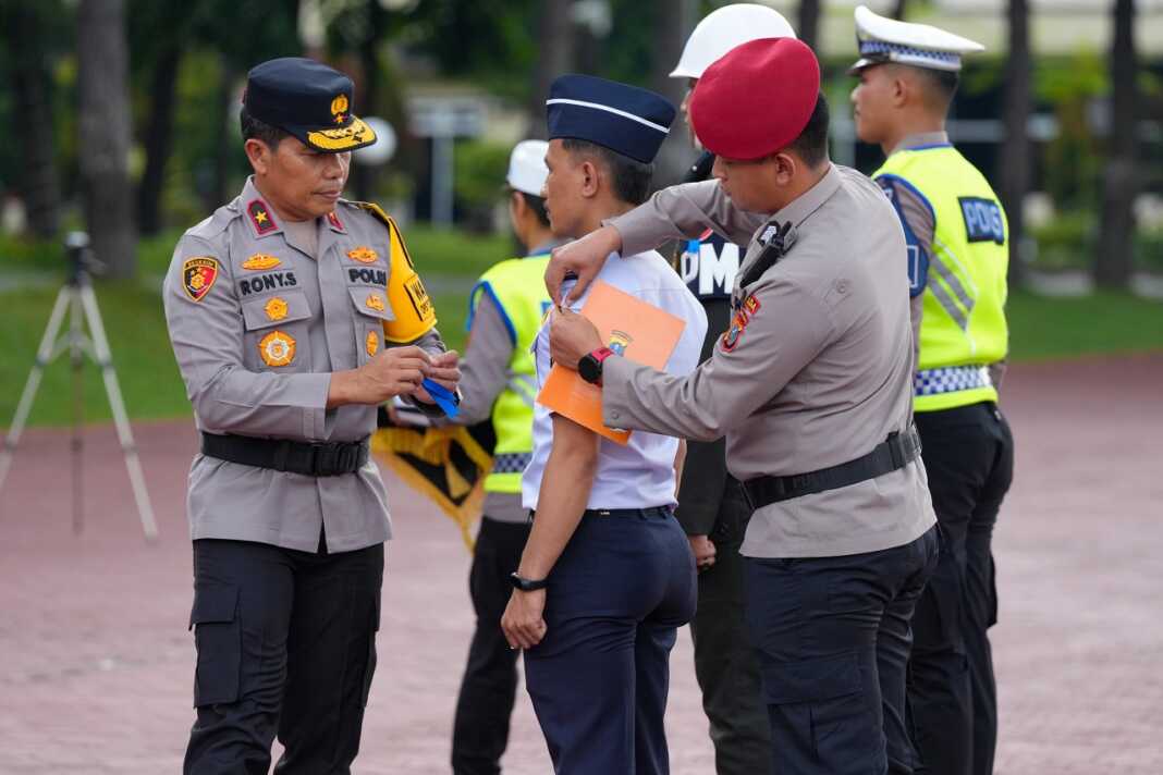 APEL: Wakapolda Sumut Brigjen Pol Rony Samtana saat memimpin Apel Gelar Pasukan Operasi Kewilayahan 'Zebra Toba 2025', di Lapangan KS Tubun Mapolda Sumut, Senin (17/11). Istimewa/Sumut Pos