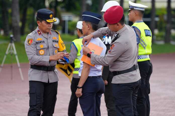 APEL: Wakapolda Sumut Brigjen Pol Rony Samtana saat memimpin Apel Gelar Pasukan Operasi Kewilayahan 'Zebra Toba 2025', di Lapangan KS Tubun Mapolda Sumut, Senin (17/11). Istimewa/Sumut Pos