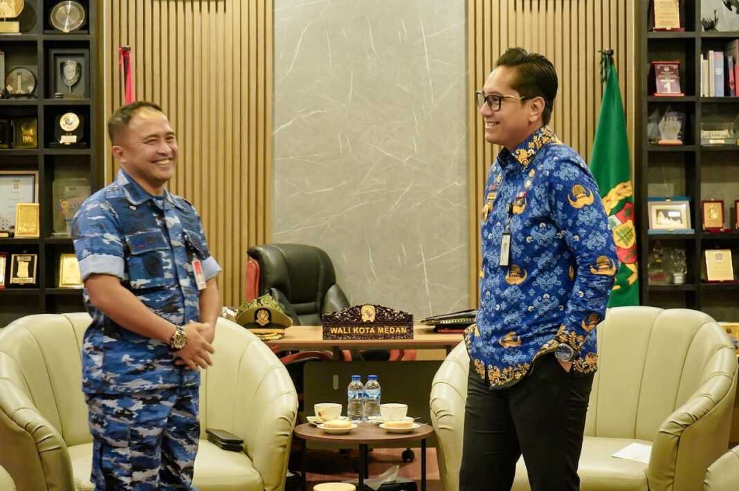 AUDIENSI: Wali Kota Medan Rico Tri Putra Bayu Waas saat menerima audiensi Pangkosek Hanudnas I yang dipimpin Asisten Operasi Kosek I Letkol. Pnb. Setyo Budi Pulungan, di Rumah Dinas Wali Kota Medan, Senin (17/11/2025).