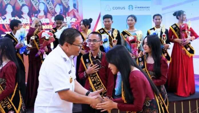 SELAMAT: Wakil Bupati Karo Komando Tarigan, saat memberi ucapan selamat kepada pemenang.(Istimewa)