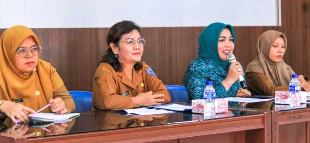 PIMPIN RAPAT: Ketua TP-PKK Labuhanbatu memimpin rapat persiapan kegiatan pelaksanaan pencanangan Bulan Bakti Sosial Kesatuan Gerak PKK -KB-Kesehatan Kabupaten Labuhanbatu, di Aula Gedung PKK, Jalan WR Supratman, Rantauprapat, Selasa (18/11). (fajar)