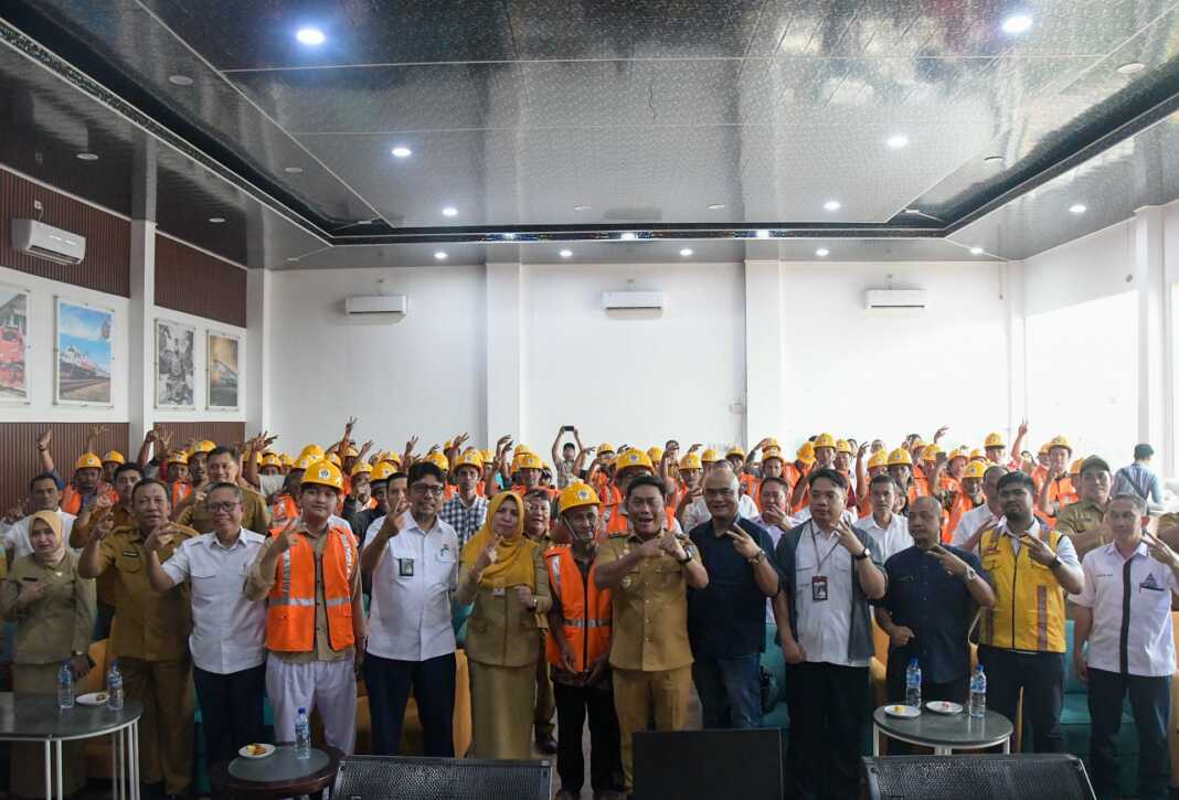 PAKAIKAN ROMPI: Wabup Deliserdang, Lom Lom Suwondo SS memakaikan rompi proyek kepada peserta uji kompetensi tenaga kerja konstruksi.