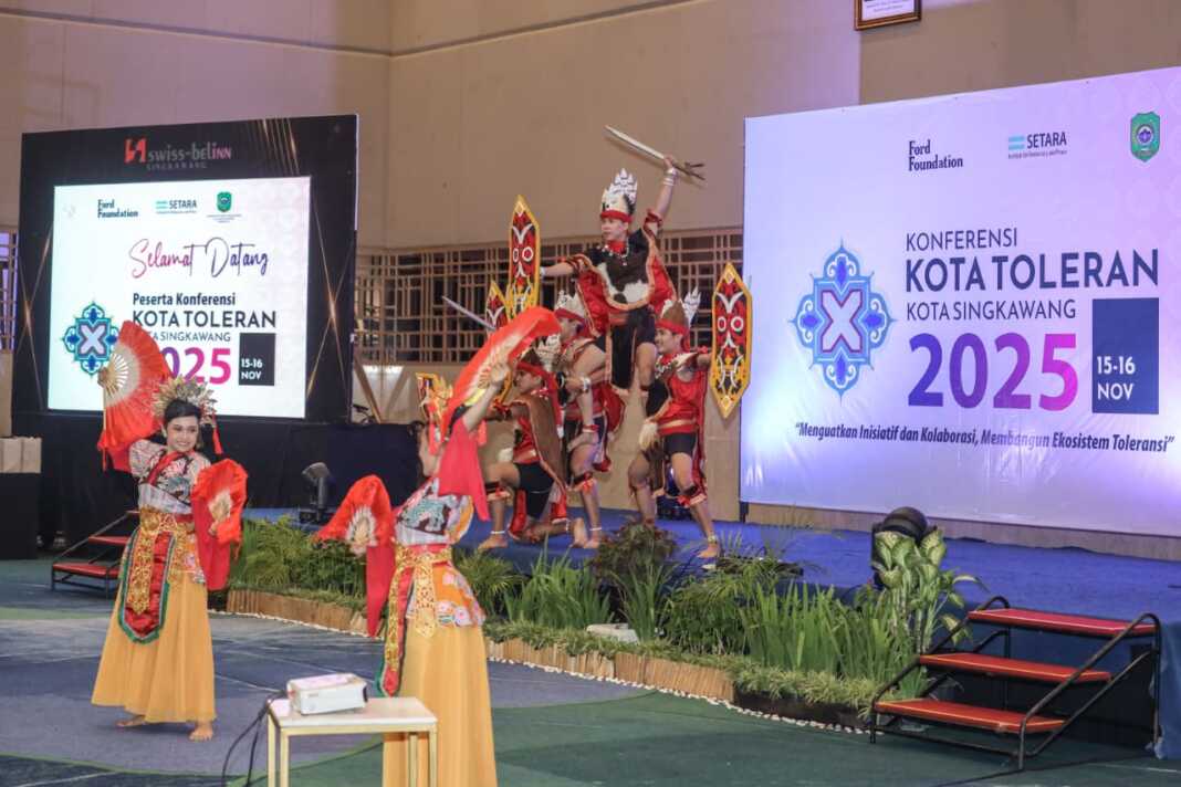 TARIAN: Penampilan tarian Budaya Singkawan g di acara Konferensi Kota Toleran di Kota Singkawang Provinsi Kalimantan Barat, Sabtu (15/11).