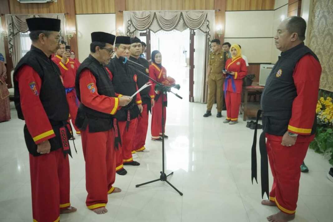 PENGUKUHAN: Milad ke-113 Muhammadiyah mengukuhkan Bupati Asahan Taufik Zainal Abidin Siregar SSos MSi jadi Pendekar Madya Kehormatan