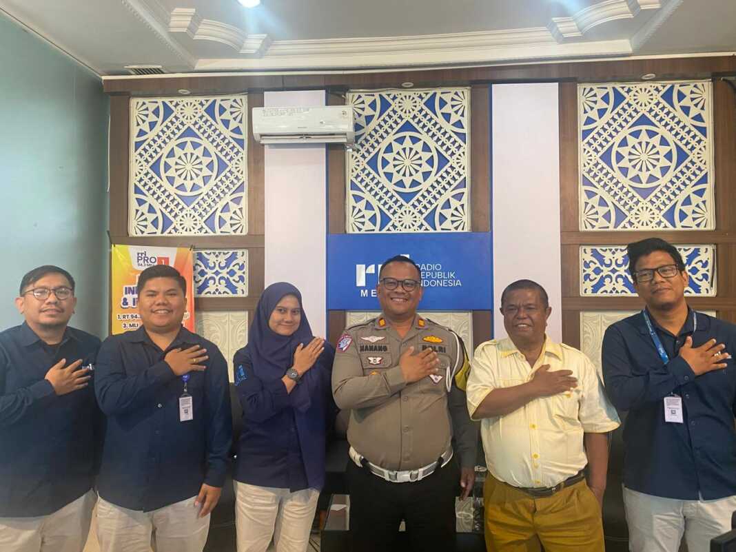 BERSAMA: AKP Nanang Kusumo foto bersama presenter RRI Pro 1 Medan, (18/11).Azan purba
