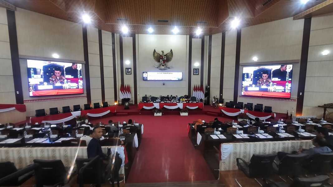 PARIPURNA: Rapat Paripurna yang digelar di gedung DPRD Medan, Selasa (18/11/2025).