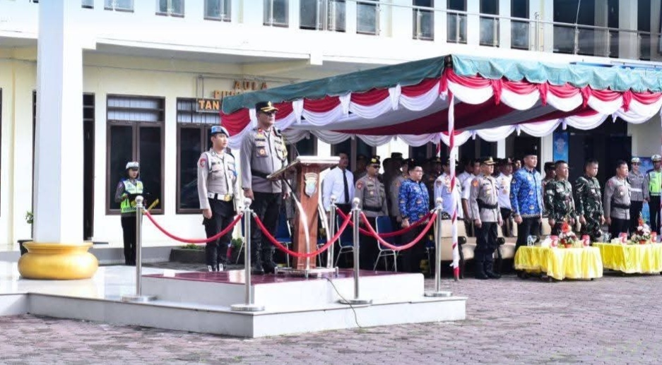 PASUKAN: Polres Karo saat menggelar apel gelar pasukan.(Istimewa)