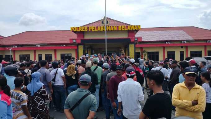 GERUDUK: Ratusan warga yang tergabung dalam Aliansi Masyarakat Menggugat Belawan menggeruduk Mapolres Pelabuhan Belawan, Rabu (19/11/2025).