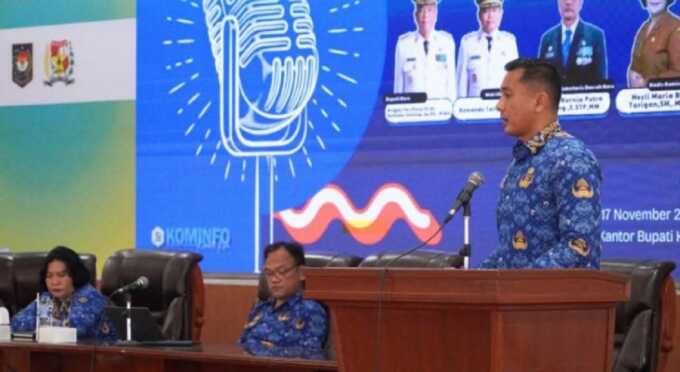 SAMBUTAN: Sekretaris Daerah Kabupaten Karo, Gelora Kurnia Putra Ginting, S.STP, MM saat memberi sambutan dalam pelatihan jurnistik.(ISTIMEWA)